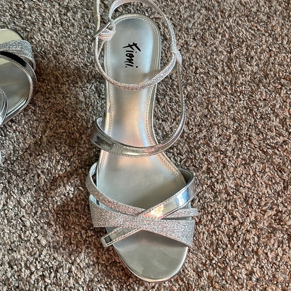 Silver Heels - Picture 3 of 8